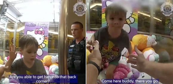 호주에서 3살 남아가 인형뽑기 기계 안에 갇혀 경찰이 출동해 구조하는 사건이 발생했다. 경찰은 구조 영상을 소셜미디어(SNS)에 공유해 화제가 됐다.  [사진=퀸즐랜드 경찰 X 캡처]