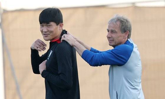 호주의 '파워 축구'를 봉쇄할 수비의 핵심 김민재(왼쪽)와 클린스만 감독. 뉴스1