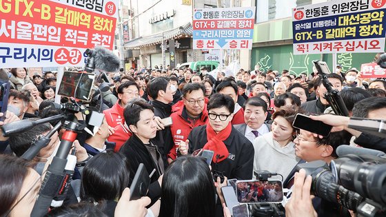 한동훈 국민의힘 비상대책위원장이 2일 오후 경기 구리전통시장을 방문한 뒤 백브리핑을 하고 있다. 뉴스1