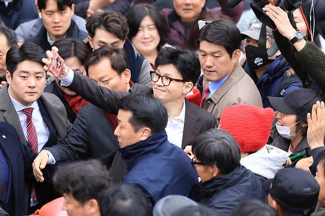 민의힘 한동훈 비상대책위원장이 3일 오후 경기도 김포시 라베니체광장에서 열린 김포-서울 통합 염원 시민대회에 참석해 시민들과 사진을 촬영하고 있다 / 사진 = 연합뉴스