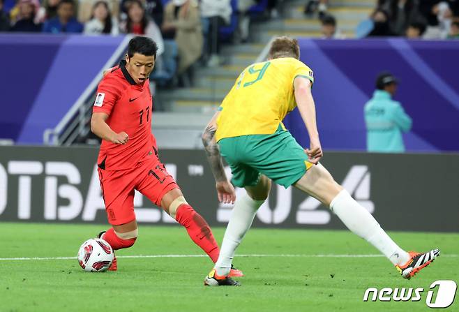 대한민국 황희찬이 3일(한국시간) 카타르 알와크라 알자누브 스타디움에서 열린 2023 아시아축구연맹(AFC) 카타르 아시안컵 8강전 호주와 대한민국의 경기에서 돌파하고 있다. /사진=뉴스1