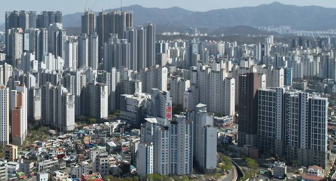 지난해 수도권에서 분양한 아파트 단지 10곳 중 7곳은 1순위 청약이 미달된 반면 충북의 아파트는 높은 청약 경쟁률을 보였다./사진=뉴시스