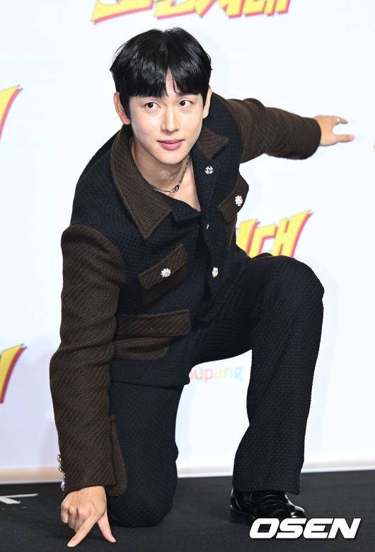 [OSEN=김성락 기자] 20일 오전 서울 강남구 조선 팰리스 서울 강남에서 쿠팡플레이 시리즈 ‘소년시대’ 제작발표회가 열렸다. 배우 임시완이 취재진을 향해 포즈를 취하고 있다. 2023.11.20 / ksl0919@osen.co.kr