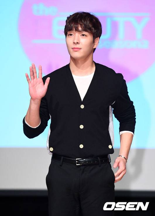 [OSEN=지형준 기자] 14일 오전 서울 청담동 일지아트홀에서 열린 KBS월드 '더뷰티(THE BEAUTY) 시즌2' 제작발표회에서 가수 최종훈이 포즈를 취하고 있다. /jpnews@osen.co.kr