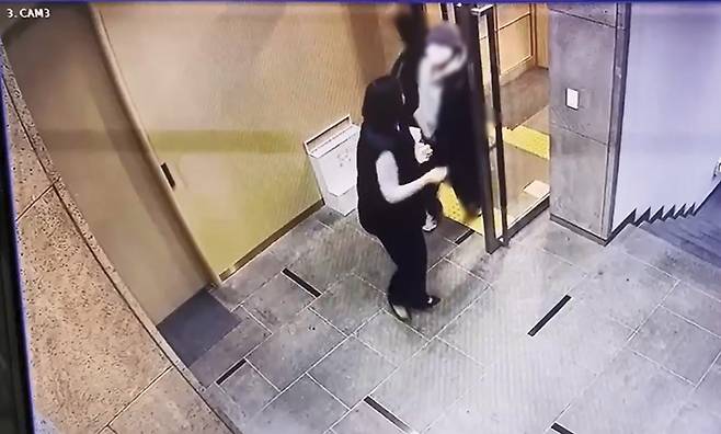 배현진 국민의힘 의원(서울 송파을)이 1월25일 서울 강남구 신사동의 한 건물에서 A군에게 습격당하는 장면이 담긴 CCTV 화면을 배 의원실이 공개했다.&nbsp;ⓒ연합뉴스