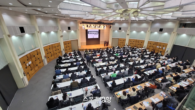 KBO기록위원회 이종훈 위원장이 1일 서울 건국대 새천년관에서 열린 KBO 기록강습회 오리엔테이션을 진행하고 있다. 김만석 선임기자