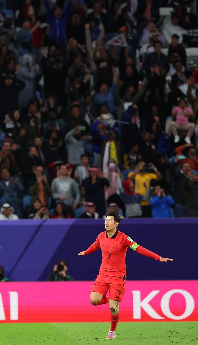 ▲ 주장 손흥민이 호주전 승리 직후 그라운드 위에 쓰러졌다가 일어났다. 지쳤어도 기쁨은 오래 갔다. ⓒ연합뉴스