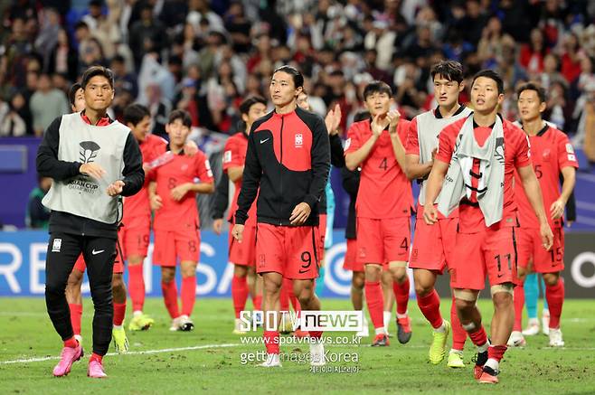 ▲ 위르겐 클린스만 감독이 이끄는 대한민국 축구대표팀은 3일 오전 0시 30분 (이하 한국시간) 카타르 알 와크라 알 자누브 스타디움에서 열린 2023 아시아축구연맹(AFC) 아시안컵 8강전에서 호주를 2-1로 제압했다. 옥에 티는 김민재의 경고였다.