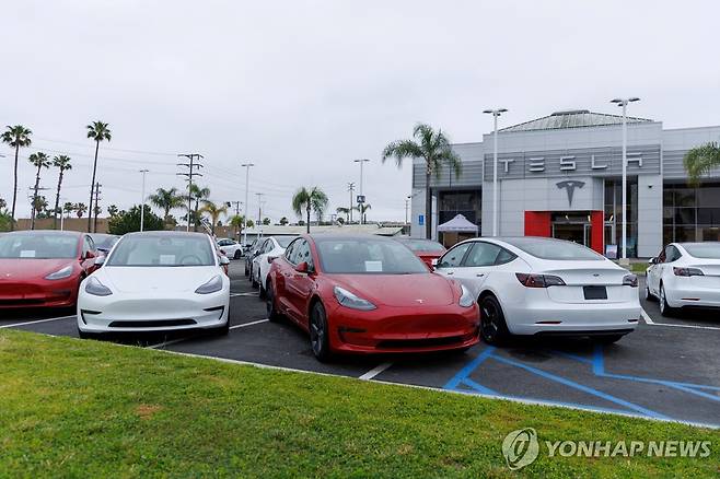 매장 앞에 주차된 테슬라 자동차들 [로이터 연합뉴스 자료사진. 재판매 및 DB 금지]