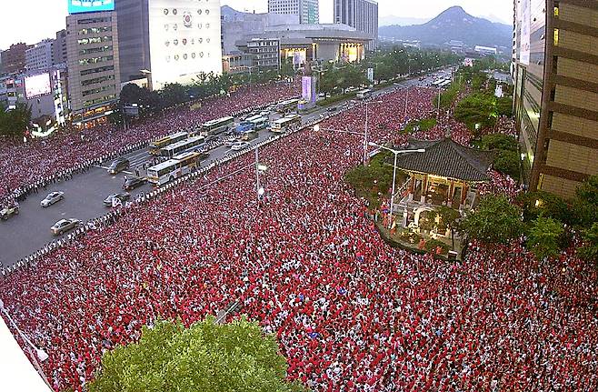 2002년 한일월드컵 한국-포르투갈 경기를 응원하는 붉은 악마가 세종대로를 가득 메우고 있다. 2002년 [연합뉴스 자료사진]