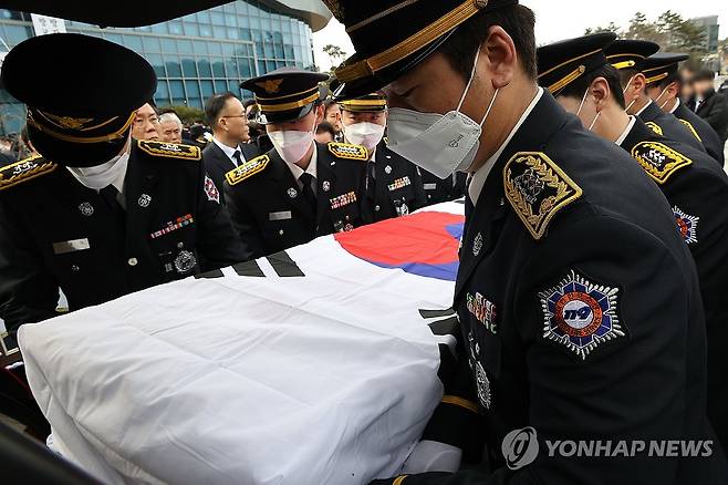 운구 행렬 (문경=연합뉴스) 황수빈 기자 =  3일 오전 10시께 경북도청 동락관에서 열린 故 김수광 소방장과 故 박수훈 소방교의 영결식에 동료들이 운구하고 있다. 2024.2.3 hsb@yna.co.kr