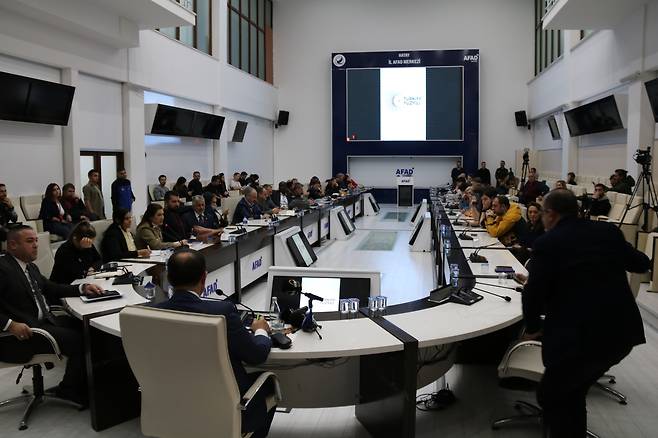 기자회견 (하타이[튀르키예]=연합뉴스) 김동호 특파원 = 2일(현지시간) 튀르키예 하타이에서 열린 주지사 기자회견에 내외신 기자 약 60명이 참석했다. dk@yna.co.kr 2024.2.3