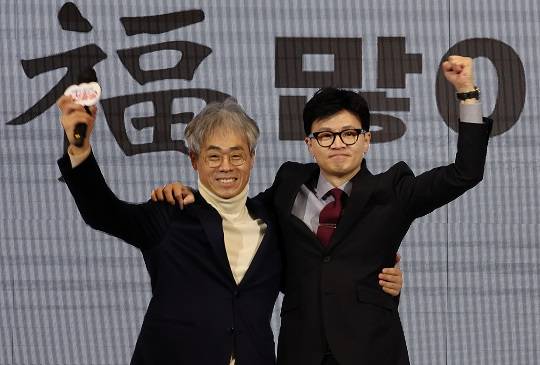 한동훈 국민의힘 비상대책위원장이 지난달 17일 서울 마포구 케이터틀에서 열린 2024 국민의힘 서울시당 신년인사회에서 김경률 국민의힘 비대위원을 소개하는 모습. 사진=뉴시스