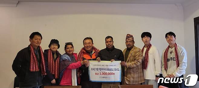 '2024기후변화탐사대' 대원들이 네팔 바르라칼리초 관계자에게 후원금을 전달하고 있다. (기후변화탐사대 제공) /뉴스1