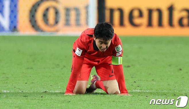 대한민국 선수들이 2일(현지시간) 카타르 알와크라 알자누브 스타디움에서 열린 2023 아시아축구연맹(AFC) 카타르 아시안컵 8강전 호주와 대한민국의 경기에서 연장 접전 끝에 2대1로 승리를 거둬 4강 진출을 확정지은 뒤 그라운드에 무릎 꿇으며 체력의 한계를 느끼고 있다. 2024.2.3/뉴스1 ⓒ News1 김성진 기자