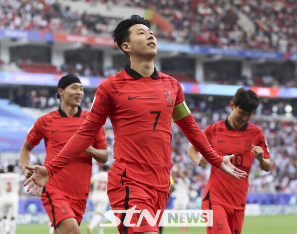 20일(현지시각) 카타르 도하 알투마마 스타디움에서 열린 아시아축구연맹(AFC) 2023 카타르 아시안컵 E조 조별예선 2차전 요르단과 대한민국의 경기, 전반 손흥민이 페널티킥을 성공시킨 뒤 기뻐하고 있다. 사진┃뉴시스