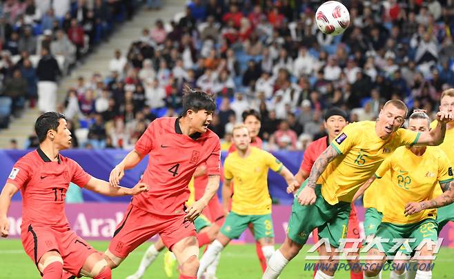 2일(현지시간) 카타르 알와크라 알자누브 스타디움에서 열린 2023 아시아축구연맹(AFC) 카타르 아시안컵 8강전 대한민국과 호주의 경기. 김민재가 헤더를 시도하고 있다. 알와크라(카타르)=박재만 기자pjm@sportschosun.com/2023.02.02/