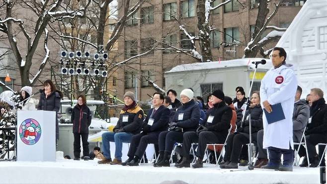 이장우 대전시장(좌석 앞줄 왼쪽 두 번째)이 4일 일본 삿포로에서 열린 '눈축제' 개막식에서 내빈으로 참석했다. 대전시 제공