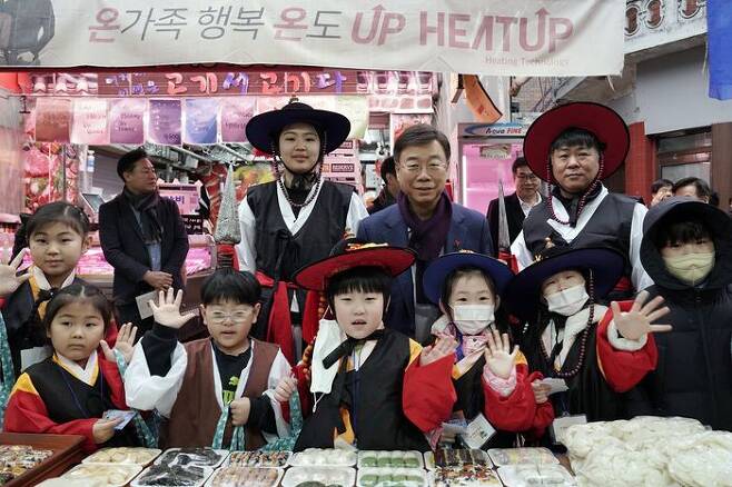 신상진 성남시장이 3일 남한산성시장을 찾아 ‘남한산성시장 오세요새축제’를 진행 중인 가천대 학생, 어린이들과 함께 하고 있다.ⓒ성남시 제공