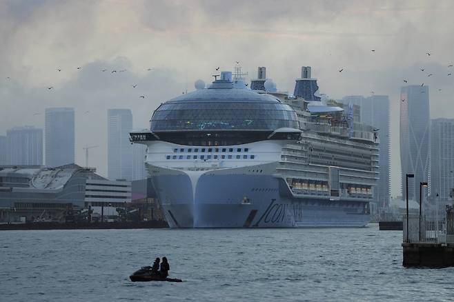 세계 최대의 유람선으로 등극한 ‘바다의 아이콘(Icon of the Seas)’호가 첫 항해를 시작했습니다. 크기는 타이타닉보다 5배 크다고 합니다. 사진=AP/뉴시스