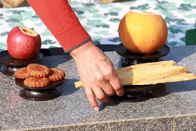 인천가족공원에서 한 가족이 제사상을 차리고 있다. 김혜윤 기자