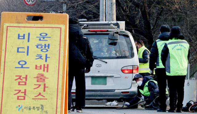 수도권에 첫 미세먼지 비상 저감조치가 발령된 지난해 12월 28일 서울 양천구 서부트럭터미널 인근 도로에서 공무원이 노후 경유차 대상 배출가스 단속을 하고 있다. 뉴스1