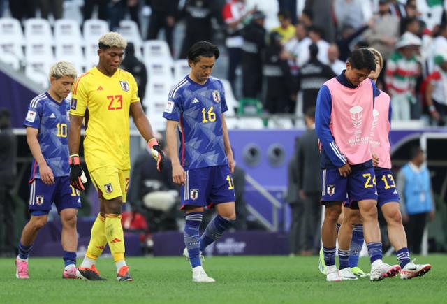 3일(현지시간) 카타르 알라이얀 에듀케이션 시티 스타디움에서 열린 아시아축구연맹(AFC) 2023 카타르 아시안컵 8강전 이란 대 일본의 경기 이란이 2:1로 역전승을 거뒀다. 일본 축구 국가대표팀선수들이 아쉬워하고 있다. 알라이얀=뉴시스
