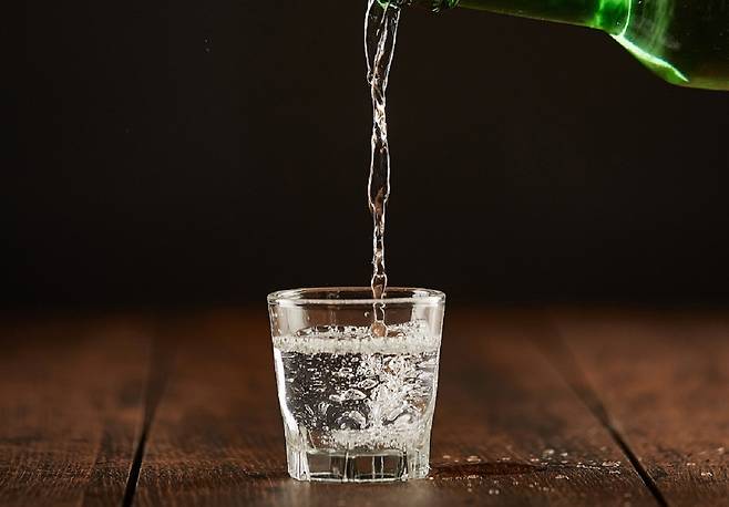 냉장고에서 나는 김치 냄새는 김치통을 랩으로 덮어 예방할 수 있고, 우유나 식빵 등으로 이미 밴 냄새를 제거할 수 있다./사진=클립아트코리아