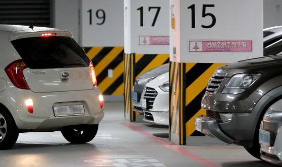 서울시가 지난해 7월 18일 '여성우선주차장 주차구획'을 '가족배려주차장 주차구획'으로 전환하는 '주차장 설치 및 관리 조례 일부개정조례'를 공포·시행했다.  새로 시행된 가족배려주장은 임산부 및 동반한 사람, 영유아를 동반한 사람, 고령 등으로 일상생활에서 이동이 불편한 사람 및 동반한 사람 등이 이용할 수 있다. 뉴스1