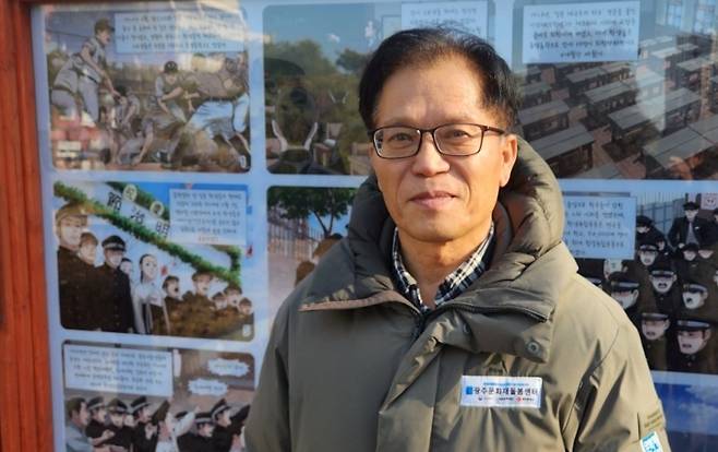 ▲ 김귀백 광주문화유산돌봄센터 경미수리1팀장이 광주학생운동기념탑 앞에서 문화유산 관리 및 조사에 대해 설명하고 있다