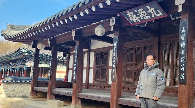 ▲ 김귀백 팀장이 광주시 북구 오치동 구원재 앞에서 2024년에도 광주 지역 문화유산 관리와 수리에 최선을 다하겠다는 다짐을 하고 있다