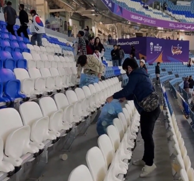 3일(현지시간) 카타르 알자눕 스타디움에서 호주와의 아시안축구연맹(AFC) 아시안컵 8강전이 종료된 후 한국 팬들이 관객석에 떨어진 쓰레기를 줍고 있다. 알카스TV 스포츠 캡처