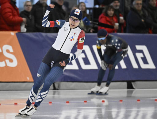 4일(한국시간) 캐나다 퀘벡의 드 글라세스센터 빙상장에서 열린 2023-2024 ISU 월드컵 6차 대회 여자 500m 1차 레이스에서 우승한 김민선이 결승선을 통과한 뒤 주먹을 불끈 쥐며 세리머니를 펼치고 있다. AP=연합뉴스