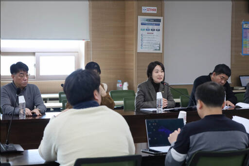 더불어민주당 이소영 의원(과천시·의왕시)이 과천 지식정보타운 주민대표단 및 LH와 함께 ‘지정타 소통협의체 회의’를 갖고 지정타 내 중요 현안들을 점검했다. 이소영 의원실 제공