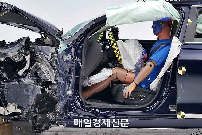 제네시스 G80  전동화 모델 충돌테스트 [사진출처=IIHS 캡처]