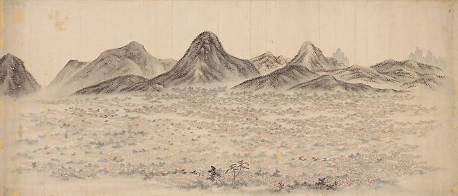 김수철 필 경성도(1868년). 북악산에서 삼각산, 도봉산까지 이어지는 연봉을 배경으로 한양도성 내 시가가 한눈에 펼쳐진다. 박제가(1750~1805)는 <성시전도시(城市全圖詩)>에서 “도성 4만호의 모습이 물고기 비늘 같다”고 했다. 화가는 가늘고 고른 필선으로 수만호의 밀집한 가옥들을 촘촘히 묘사해 평화로운 도시경관을 잘 표현하고 있다. [국립중앙박물관]