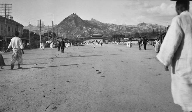 조선시대 관청이 밀집했던 육조거리(일제강점기). 조선시대에는 음력 1월 1일부터 사흘간 모든 관청과 관허시장이 문을 닫았다. [국립민속박물관(헤르만 산더 기증사진)]