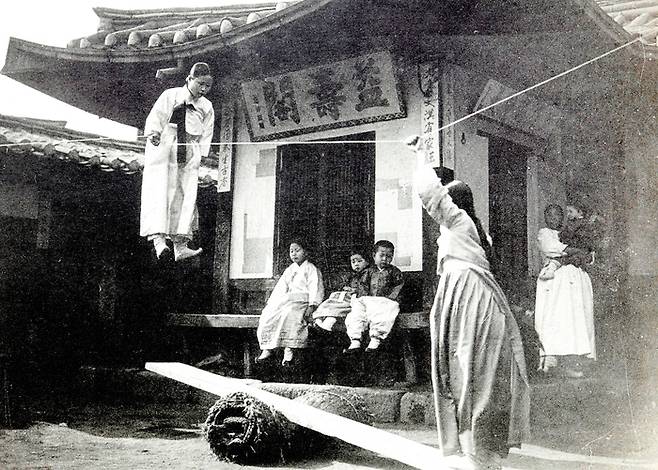 널뛰기(일제강점기). 집안에 갇혔던 조선 여성들은 널뛰기를 통해 바깥 구경을 했다. 널뛰기를 잘 하면 아이를 힘들이지 않고 잘 낳는다는 속설이 퍼져 1m이상씩 높이 뛰었다. [부산시립박물관]