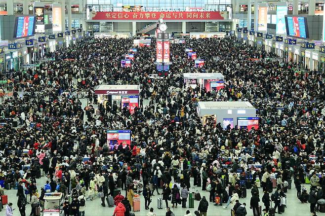 中춘제 4억8천만명 이동 중국 최대 명절인 춘제(10~17일)를 앞둔 지난 3일 중국 상하이 훙차오 기차역이 승객들로 붐비고 있다. 중국 당국은 춘제 연휴 때 승객 4억8000만명이 열차를 이용할 것으로 예상하고 있다. 하루 평균 1200만명꼴이다.  AFP연합뉴스