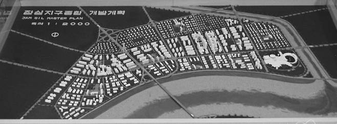 1970년 5월 제작된 잠실지구 종합개발계획의 모형도. 도로망은 격자형으로 설계되었으며 탄천 인근에 종합운동장이 배치되었다. 석촌호수의 모습은 찾아볼 수 없다. [서울역사아카이브]