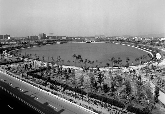 1983년 6월 촬영된 잠실 호수공원의 모습. [서울역사아카이브]