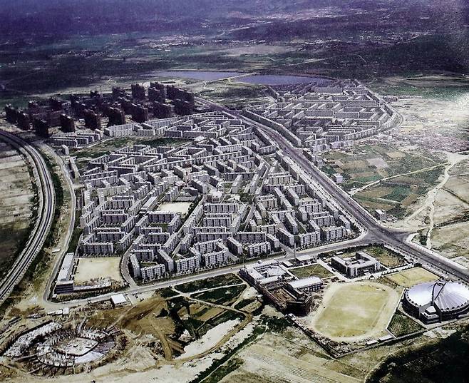 1977년 잠실주공1~5단지가 들어선 잠실 일대의 전경. 사진 위쪽에는 석촌호수를, 아래 쪽에는 건설 공사가 진행중인 종합운동장의 모습을 찾아볼 수 있다. [한국토지주택공사]