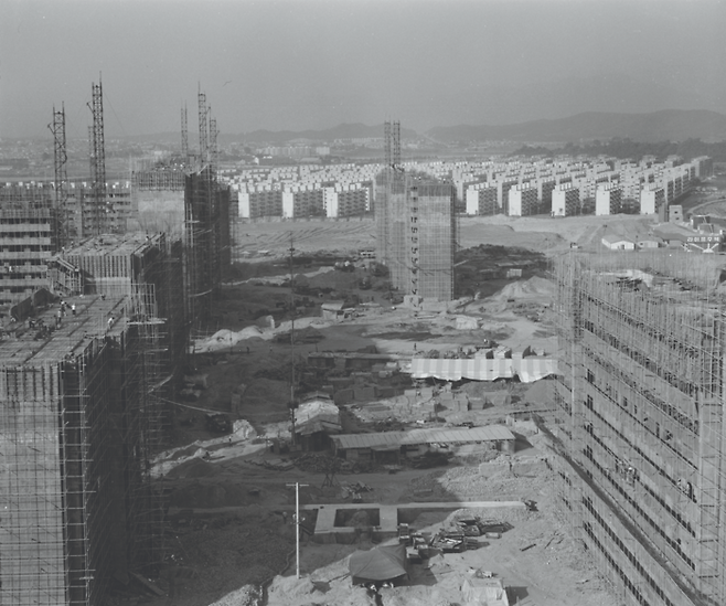 1978년 잠실지구에 미성아파트가 건설되고 있다. 너머로 잠실시영아파트 단지가 보인다. [서울역사아카이브]