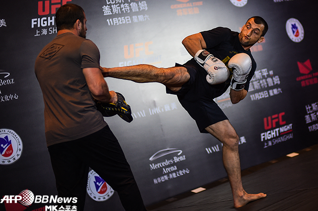 무슬림 살리호프가 2017년 11월 UFC 파이트 나이트 122 상하이 대회 공개 훈련에서 중국 무술 ‘우수’ 싼다의 발차기 기술을 보여주고 있다. 사진=AFPBBNews=News1