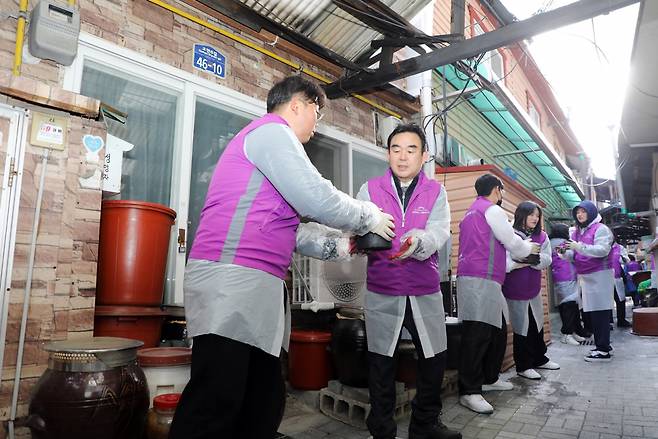 강원랜드 신입사원들이 입사 첫 행사로 사회공헌부터 몸에 익히고 있다.
