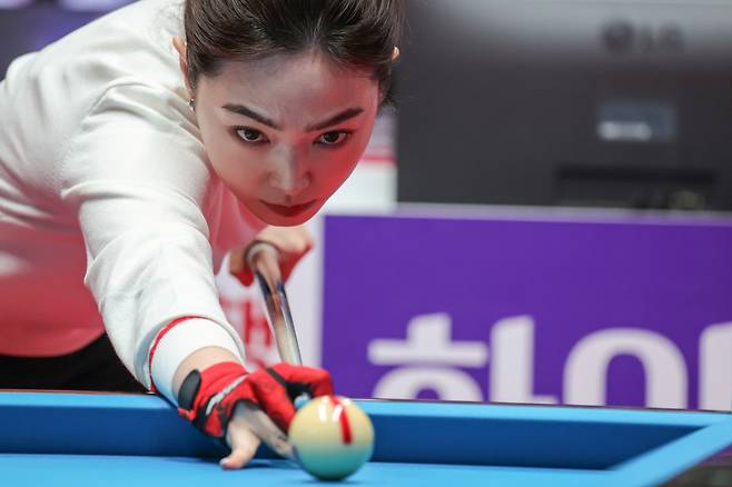 4일 경기도 고양시 킨텍스 PBA 스타디움에서 열린 웰컴저축은행 웰뱅 PBA-LPBA 챔피언십 1차 예선에서 차유람이 조준점을 겨냥하고 있다. [연합]