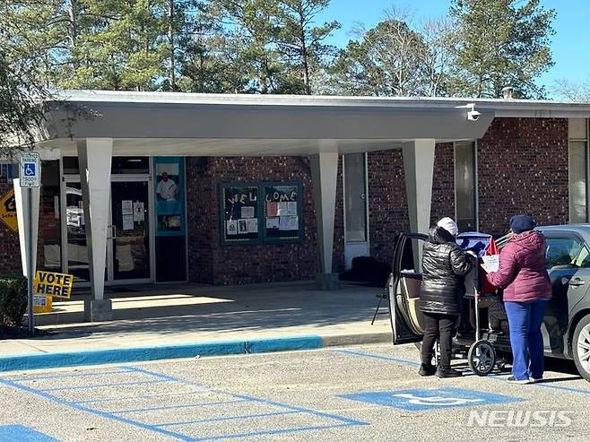[컬럼비아(사우스캐롤라이나주)=뉴시스]이윤희 특파원 = 미국 민주당 사우스캐롤라이나 프라이머리(예비선거)가 열린 3일(현지시간) 오전 컬럼비아 그린뷰의 한 투표소 앞에서 고령자들을 위해 이동식 투표가 이뤄지고 있다. 미국 민주당의 첫 번째 대선 경선인 사우스캐롤라이나 프라이머리는 이날 오전 7시부터 오후 7시까지 진행된다. 2024.02.04
