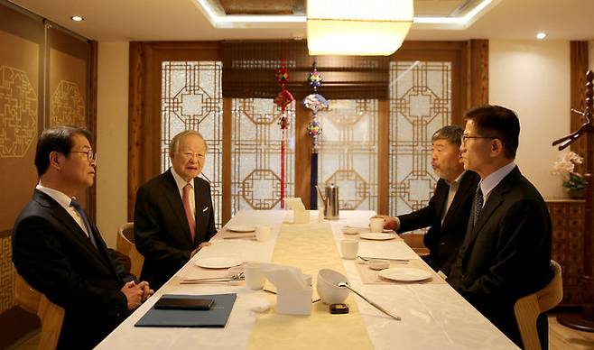 [서울=뉴시스] 이정식 고용노동부 장관, 김문수 경제사회노동위원회 위원장, 손경식 한국경영자총협회 회장, 김동명 한국노총 위원장이 지난해 12월14일 오후 서울 광화문 인근에서 열린 노사정 대표자 회의에 참석해 대화를 하고 있는 모습. (사진=경제사회노동위원회 제공) 2023.12.14. photo@newsis.com *재판매 및 DB 금지