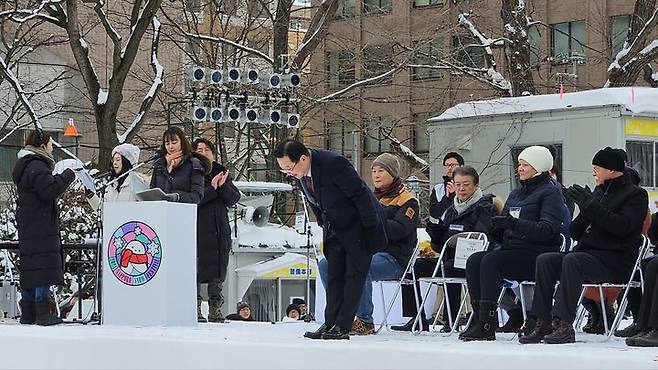 [대전=뉴시스]이장우 대전시장이 4일 일본 삿포로 눈축제 개막식에 참석해 인사하고 있다. (사진=대전시 제공) 2024. 02. 04  *재판매 및 DB 금지