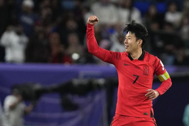 한국 축구대표팀 주장 손흥민이 3일 호주와의 아시안컵 8강전에서 2대1 승리의 마침표를 찍는 역전 결승골을 터뜨린 뒤 세리머니를 하고 있다. AP연합뉴스